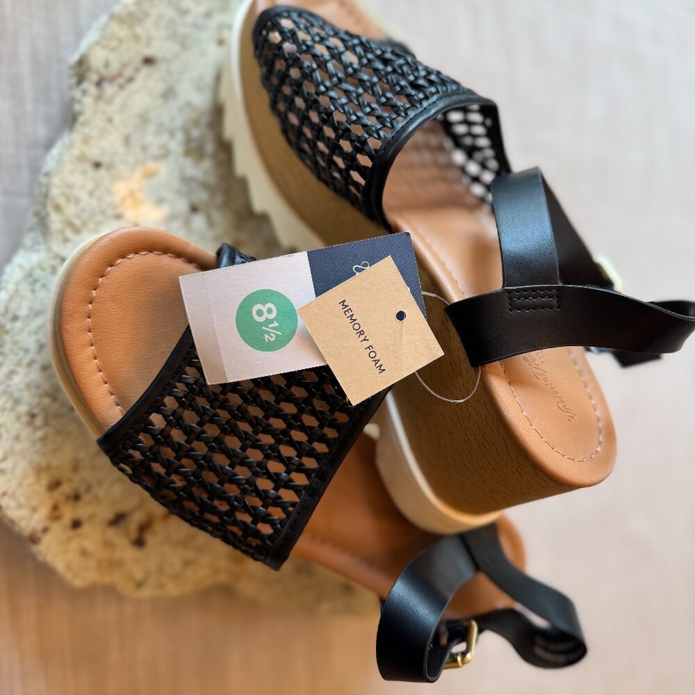 NWT Black Espadrille Style Wedge Sandals With Gold Buckle Sz. 8.5 - Picture 2 of 6